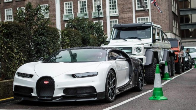 Arabská delegace před hotelem v Londýně odstavila dvě z nejcennějších aut poslední doby