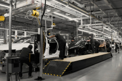 Problémy kdysi nadějného výrobce elektroaut ceněného na 3,7 bilionu Kč se po ztrátě 98 procent hodnoty stupňují, propouští dalších 12 procent lidí