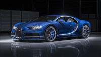 Bugatti pořádně ukázalo Chiron v úchvatné modré Royal, míří do Švýcar a zůstane tam