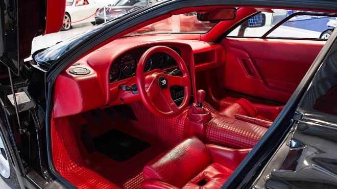K mání je Bugatti z dob, kdy už značka patřila Volkswagenu. A není to Veyron