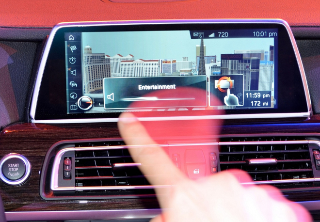 Nové BMW 7 2016 předvádí na videu i fotkách, jak se ovládá pomocí gest