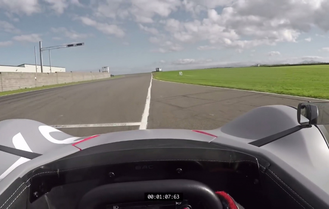 BAC Mono vs. McLaren P1: podívejte se, jak přesně David předčil Goliáše (video)