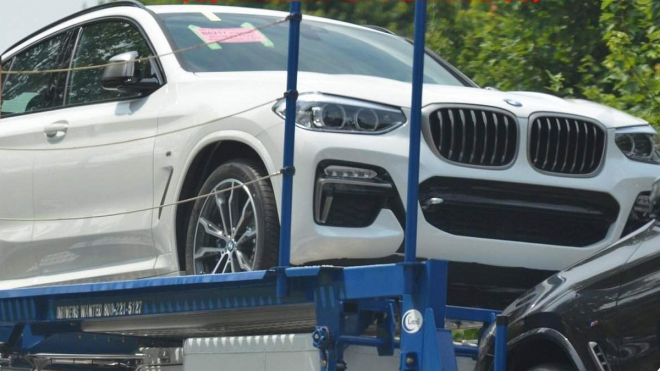 Nové BMW X4 nafoceno bez maskování. Má zvláštní a ne zcela originální záď