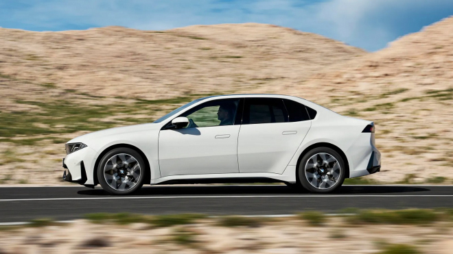 BMW začalo &bdquo;předčasně&rdquo; prodávat novou i3. Pohádku o zájmu mu nebaštíme, prodat ji s jejími parametry, cenou i vnitřkem bude oříšek