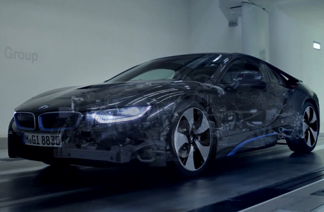 BMW i8 na novém videu osvětluje nízkou hmotnost, důraz logicky klade na karbon