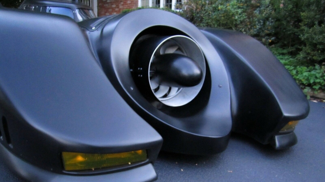 K mání je Batmobil se skutečným turbínovým pohonem, vypadá jako ten z filmu