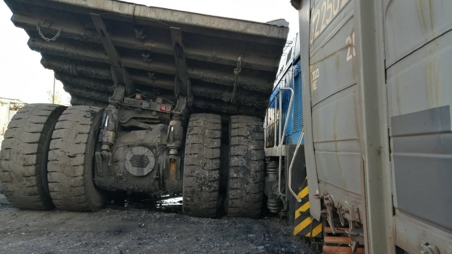 Při nevídané nehodě dvou monster nabral 130tunový sklápeč 180tunovou lokomotivu
