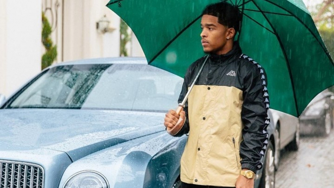 A jak byste se tvářili vy, kdybyste od otce dostali darem auto za miliony?