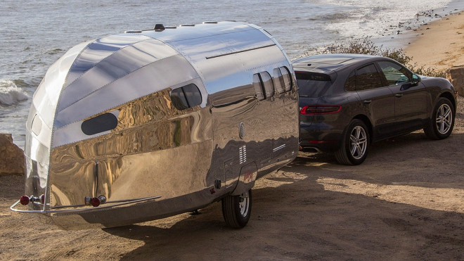 Tento kouzelně blyštivý karavan je jedním z nejluxusnějších vůbec, stojí podle toho