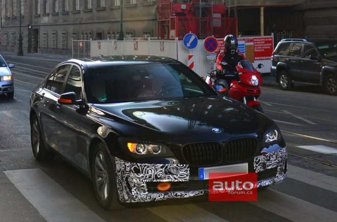 BMW 7 2013: facelift řady 7 nafocen v Praze, zblízka
