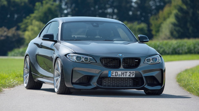 Šedé BMW M2 na konkávních dvacítkách je pastva pro oči i chiropraktiky
