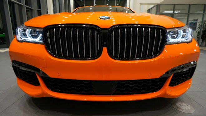 Výbavou napěchované BMW 7 v ohnivě oranžové: odvážné, nebo moc křiklavé?