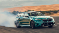 Otylé nové BMW M5 je tak těžké, že mu doslova upadla pneumatika z kola během driftování