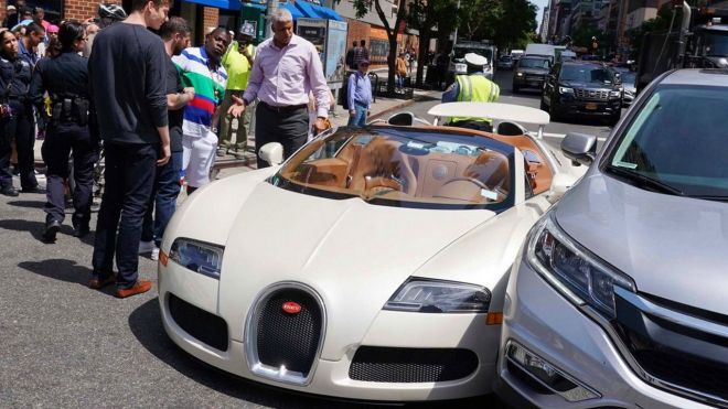Slavný komik si koupil nové Bugatti, 15 minut po převzetí už s ním naboural