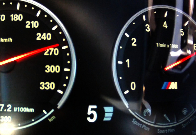 Právě testujeme BMW M5 F10, takhle nehorázně zrychluje z 0 na 250 km/h (video)