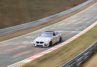 Nové BMW 750i 2016 dolaďuje formu na Ringu, zní kurážně (video)