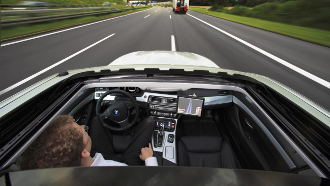 Autopiloty musí ujet neskutečné kilometry, aby se přiblížily řidičům, přiznává BMW