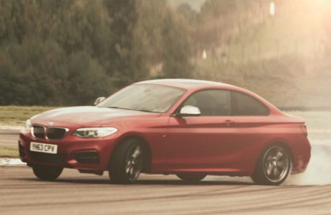Podívejte se, jak jezdí nové BMW M235i bokem (video)