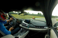 BMW i8 se prohnalo po Hockenheimu. Je rychlé, emoce ale čiší jen z reproduktorů (video)