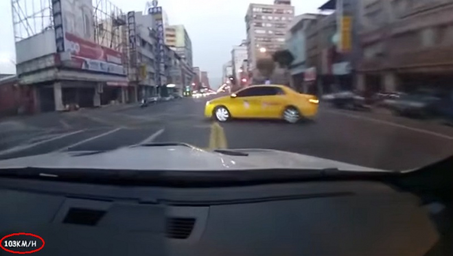 Tohle je důvod, proč jezdit 150 km/h ve městě není dobrý nápad (video)