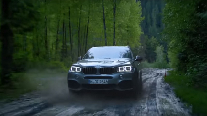 Tato zakázaná reklama BMW ukazuje, v jak absurdním světě to žijeme