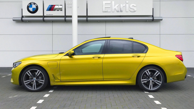 Kdo si asi tak mohl pořídit BMW řady 7 v zářivě žluté barvě?