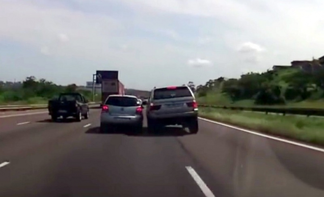 Řidič BMW X5 chtěl vytlačit jiné auto, sám skončil mimo silnici (video)