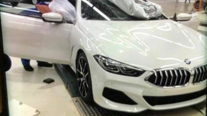 Nové BMW 8 nafoceno bez maskování v továrně, ze všech stran i zevnitř