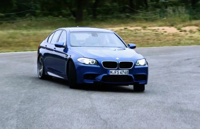 BMW M5 F10: nová M5 poprvé v akci bez maskování (video)