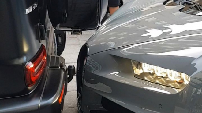 V Londýně je na parkování tak málo místa, že milimetry za sebou stojí i Bugatti s AMG