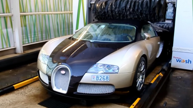 Chudý boháč? Bugatti Veyron v kartáčové myčce hned tak neuvidíte (video)