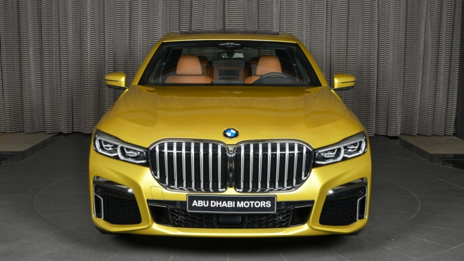 BMW 7 v křiklavě žluté z M4 dává teprve vyniknout obrovským novým ledvinkám