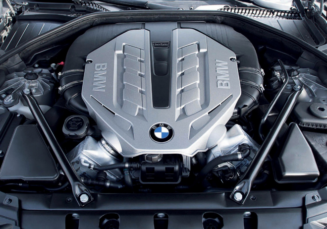 Snaha o show se BMW vymyká z rukou, nová 7 má dostat kožený potah motoru