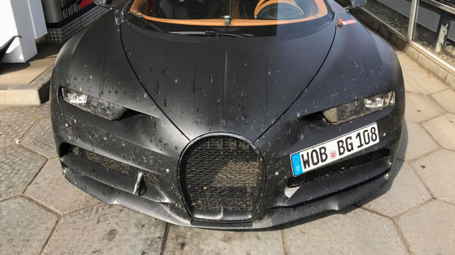 Bugatti trápí nový Chiron na Ringu, pobilo tím tisíce much. Chce rekord? (video)