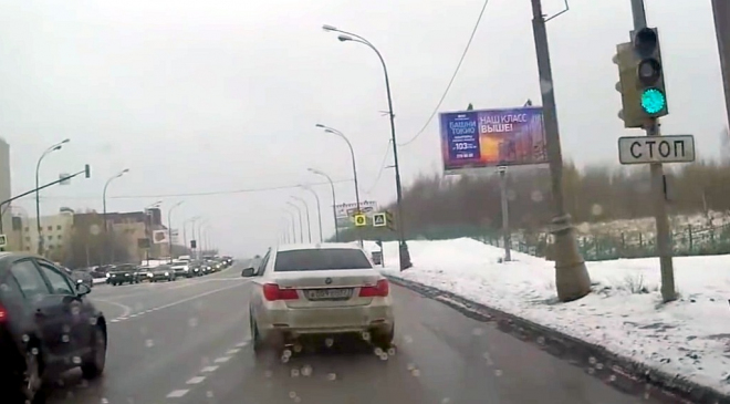 Řidič BMW chtěl ostatním ukázat záda na křižovatce, ukázal něco zcela jiného (video)