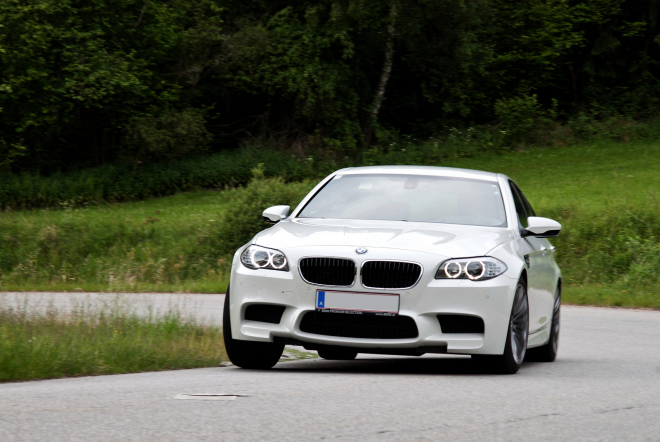 BMW M5 F10 je vážně o hodně rychlejší než Suzuki Swift Sport (video)
