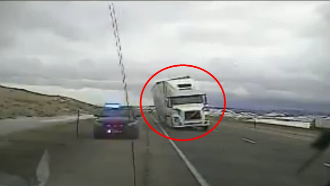 Boží trest? Policisté zastavili auto na dálnici, domů už museli po svých (video)