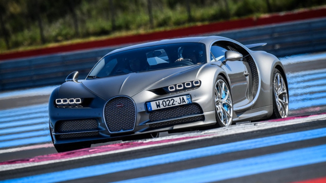 Bugatti vytáhlo tři svá nejrychlejší auta na okruh Formule 1, takto je běžně nevídáme