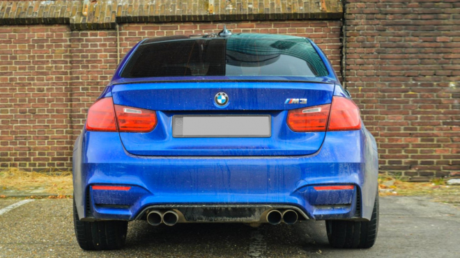 Ne, tohle vážně není BMW M3, i když tak vypadá