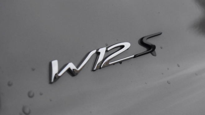 Někdo si koupil stylovou britskou limuzínu v šedé ze vzorníku Audi, vypadá zvláštně