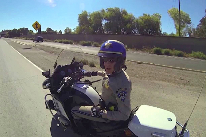 Bezradný policista chtěl umravnit tlupu motorkářů, nakonec raději prchl (video)