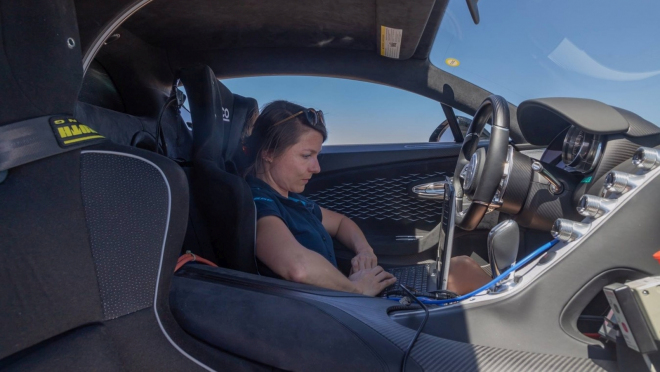 Jak se testuje nové auto za 130 milionů? Prohání ho dáma v tričku a kraťasech