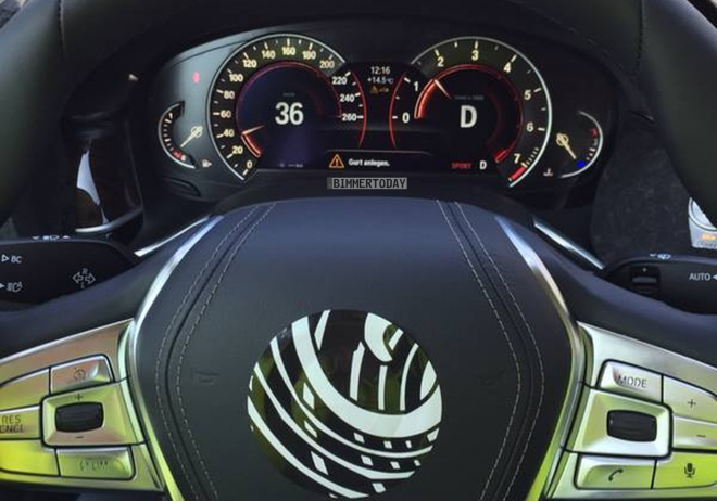 Nové BMW 7 2016 ukázalo přístrojku, spojí analogovou a digitální techniku