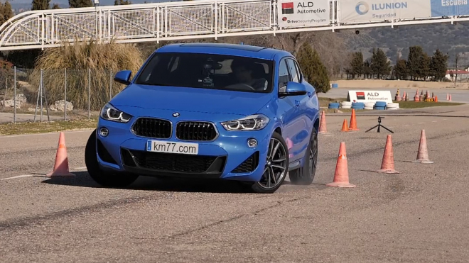 Jak si BMW s předním pohonem vede v losím testu? Je to docela tristní podívaná