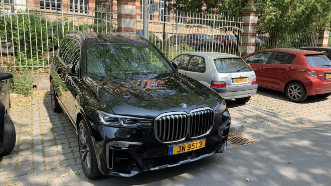 Ohromnost nového BMW X7 vynikne teprve vedle obyčejného malého auta