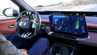 BMW se interiérů bez tlačítek nevzdá, i kdyby na chleba nebylo, přestože je soupeři opouští. O důvodech buď lže, nebo je úplně mimo