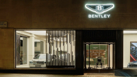 Když už Bentley nemá atraktivní nová auta, zkouší aspoň předělat své showroomy. Vidíte správně, co v nich teď klienty čeká