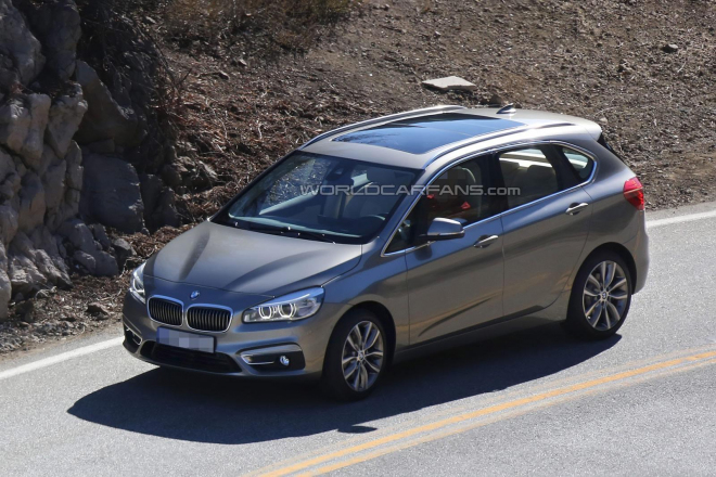 Sériové BMW 2 Active Tourer nafoceno bez kamufláže při natáčení videa
