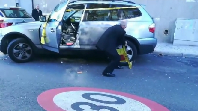 72letý muž převedl světu, jak si s botičkou poradit bez nářadí i zničení auta, v obleku
