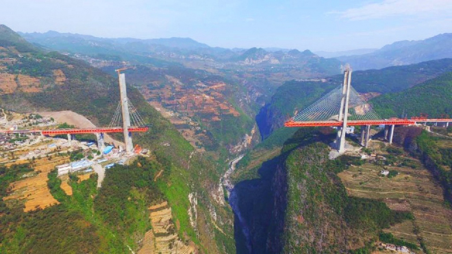 Nejvyšší dálniční most světa stojí v Číně. Vznikl rekordně rychle, skýtá úchvatné scenérie